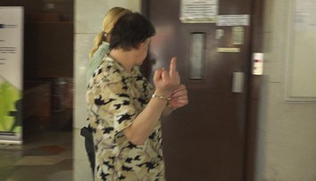 VIDEO: Majiteľku spievajúceho domu vzali do väzby. Všetkým nadávala a ukazovala hanlivé gestá