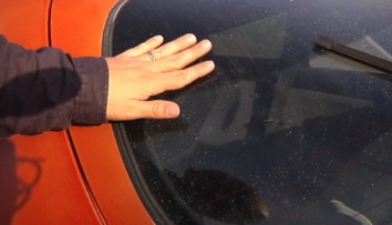 Niekto v Humennom zničil desiatky áut sivými bodkami