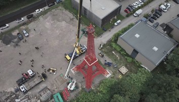 Po dlhočiznej výrobe dôchodca uskutočnil svoj sen. Na dvore postavil presnú repliku Eiffelovej veže