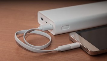 Žene v noci explodovala nabíjačka priamo na posteli. Skončila v nemocnici s vážnymi popáleninami