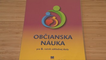 Učebnicu občianskej náuky, ktorá učí o rozvrátených rodinách, nestiahnu. Rezort však avizuje zmeny