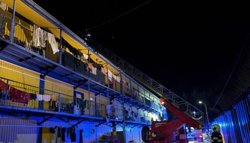 Vo Svidníku horí bytovka, hasičom sa podarilo požiar lokalizovať