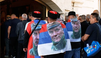 Vojnového zločinca odsúdeného za genocídu oslavujú ako národného hrdinu. Na pohreb sa chystajú tisíce ľudí
