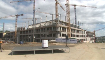 Stavba nemocnice v Prešove ide podľa plánu, tvrdí premiér. Už odstránili 38 chybných stĺpov a zvyšné opravili