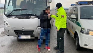 Vodič autobusu viezol cestujúcich po zasneženej a mrznúcej ceste. Pri kontrole nafúkal
