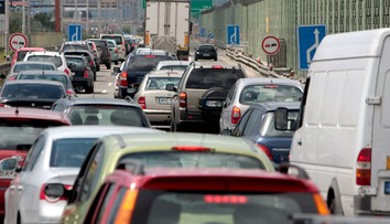 Hromadná nehoda v Bratislave. Vodiči čakajú v kolónach desiatky minút