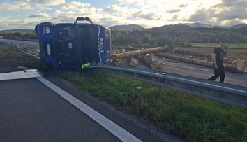 Na D1 sa prevrátil kamión s drevom. Diaľnica je v smere na Žilinu úplne neprejazdná