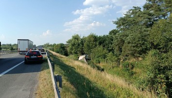 Tragická nehoda na diaľnici v smere do Česka. Nákladiak skončil mimo cesty, vodičovi už nedokázali pomôcť