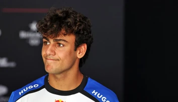 Mladík boduje v F1, no vodičský preukaz stále nemá. Komplikácie s cestovaním mu pomáha riešiť mama