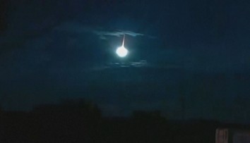 Nebeské divadlo v Japonsku. Oblohu v noci rozžiaril modrobiely ohňový meteorit