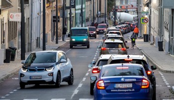 Na cestách nás čakajú radikálne zmeny. Týkajú sa vodičov, chodcov aj elektrických kolobežiek
