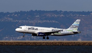 Nebezpečná hádka na palube lietadla. Cestujúci pri vzlete otvoril dvere