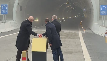 Motoristi naň čakali 27 rokov: Tunel Višňové je konečne otvorený, vodiči hovoria o splnenom sne