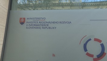 Trestné oznámenie na rezort investícií. Týka sa objednávok priamo pre svoju dcérsku spoločnosť