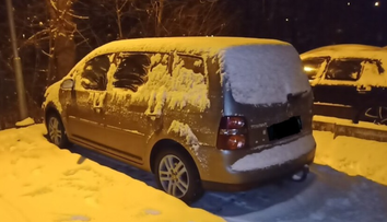 Nočný zásah polície. Podozrivých mladíkov prezradili stopy v snehu