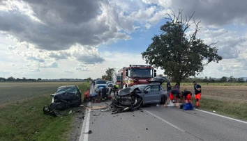 Vážna nehoda pri Senci. Po čelnej zrážke áut hlásia ťažko zranených, cesta je neprejazdná