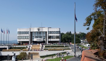 DOD v parlamente: Na novom stožiari vztýčili slovenskú vlajku