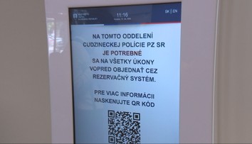 Niektorí musia na cudzineckú políciu cestovať cez celé Slovensko. Kupčenie s termínmi vraj pokračuje