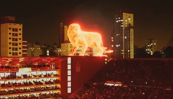 Štýlové otvorenie štadióna: Divákov ohromil obrovský hologram leva, ktorý zoskočil na ihrisko