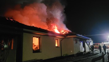 FOTO: Rodinný dom na juhu Slovenska zachvátil v noci ničivý požiar: Škodu rátajú v státisícoch