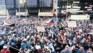 Hudba Nežnej revolúcie: Pripomeňte si november 1989 piesňami, ktoré na námestiach burcovali národ