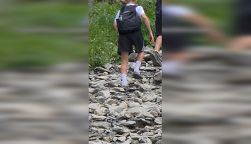 VIDEO: Turista v šľapkách z Tatier valcuje internet. „Lekár si už pripravuje faktúru,“ píšu ľudia