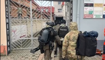 VIDEO: Rukojemnícka dráma v centre Serede. V byte sa zabarikádoval muž so zbraňou