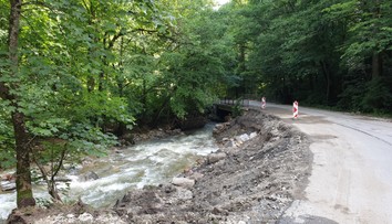 Výstrahy pred búrkami platia na celom území. Meteorológovia upozorňujú na riziko prívalových dažďov