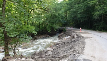 Výstrahy pred búrkami platia na celom území. Meteorológovia upozorňujú na riziko prívalových dažďov