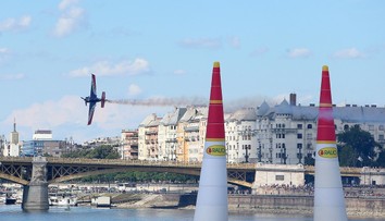 Red Bull Air Race v Budapeštil ovládol Američan Kirby Chambliss