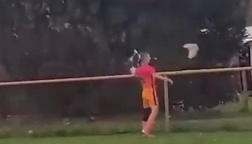 VIDEO: Frustrovaný hráč šokoval svojim skratom: Jediným kopancom zabil sliepku