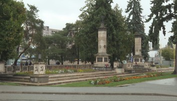 Kosáky, kladivá a oslava ruských zbraní. Kontroverzný pamätník v centre Košíc opäť rozvíril vášne