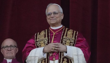 Habemus papam! Z komína na Sixtínskej kaplnke vyšiel biely dym, kardináli zvolili nového pápeža