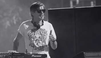 Nečakane zomrel DJ Kavinsky († 50). Preslávil ho legendárny hit, ktorý dnes valcuje TikTok