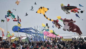 Auto vrazilo vo Francúzsku do ľudí počas festivalu šarkanov, hlásia desať zranených