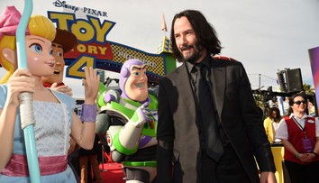 Keanu Reeves po desaťročiach ukázal priateľku. Všetkých odrovnal