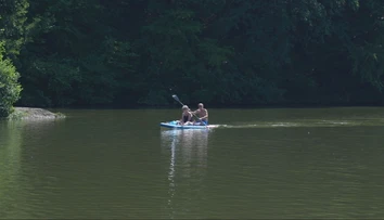 Pozor na jazerá či štrkoviská, voda sa môže pokaziť. Takto skontrolujete, či sú v nej sinice