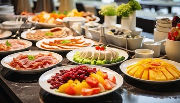 Po celom svete miznú z reštaurácií švédske stoly. Hotely sa pridávajú k trendu proti plytvaniu