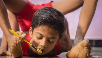 Telo 13-ročného chlapca dosiahlo maximálnu pružnosť. Pozerajte, čo s ním robí