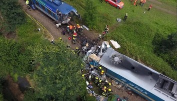 Letecké zábery z tragickej zrážky vlakov. Nehoda pri Domažliciach má najmenej tri obete