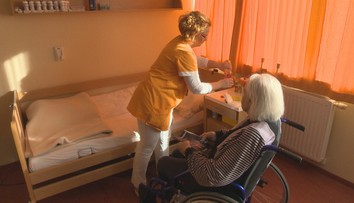 Opatrovateľky v domovoch dôchodcov a ďalší sociálni pracovníci si na odmenách rozdelia za pandémiu 22 miliónov