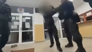 VIDEO: Jedna facka za druhou. Šokujúce zábery z Galanty, policajt bil tínedžera