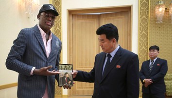 Dennis Rodman v Severnej Kórei daroval Trumpovu knihu Umenie urobiť dohodu