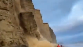 VIDEO: Zábery ako z dramatického filmu. Turisti len o chlp unikli padajúcemu útesu