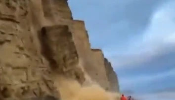 VIDEO: Zábery ako z dramatického filmu. Turisti len o chlp unikli padajúcemu útesu