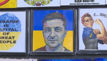 Zosmiešňujú nepriateľa aj glorifikujú hrdinov. Časť zisku zo suvenírov ide ukrajinským vojakom