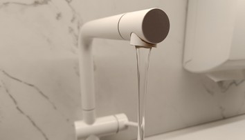 Účet za vodu príde aj tomu, kto ani neotvorí kohútik. Vodárenské spoločnosti zavádzajú nový fixný poplatok