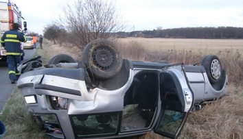 Pri Nižných Ružbachoch skončilo auto s tromi deťmi na streche