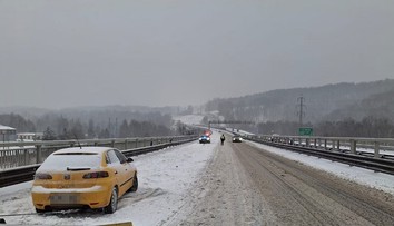 Silné sneženie spôsobilo v Česku dopravný kolaps. Pre početné nehody uzavreli viaceré úseky diaľnic