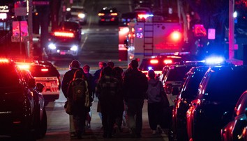 Streľba na univerzite si vyžiadala dve obete a osem ťažko zranených. Po páchateľovi pátrajú